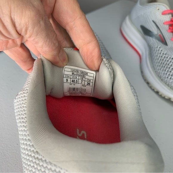 Brooks Revel 2 running/walking shoe light gray white w neon pink laces. Size 9 - Picture 9 of 12